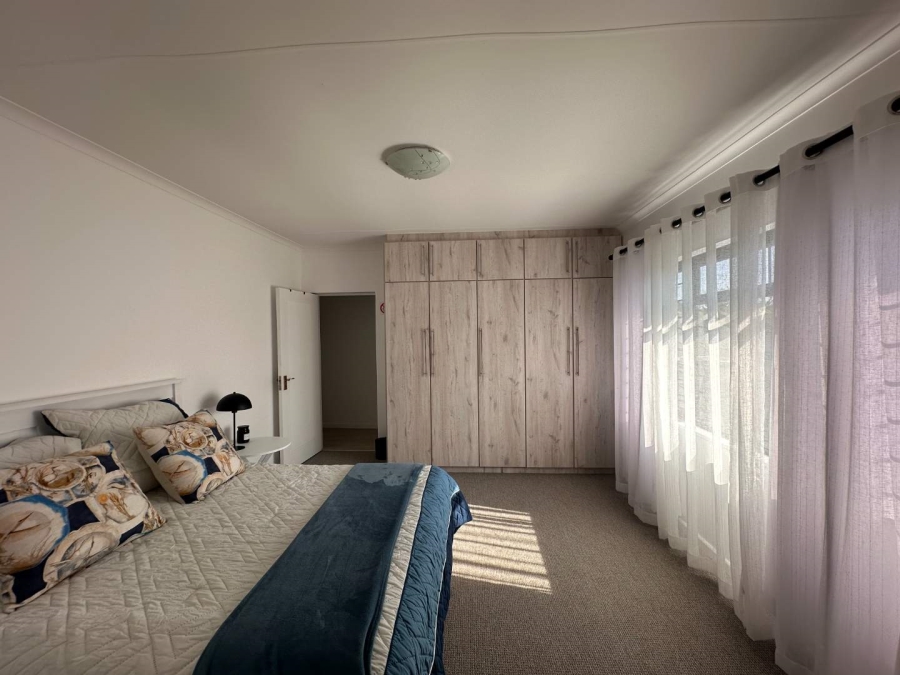 5 Bedroom Property for Sale in Fraaiuitsig Western Cape